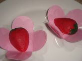Bombons de chocolate crocantes em formato de morango a und.