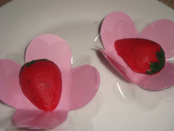 Bombons de chocolate crocantes em formato de morango a und.